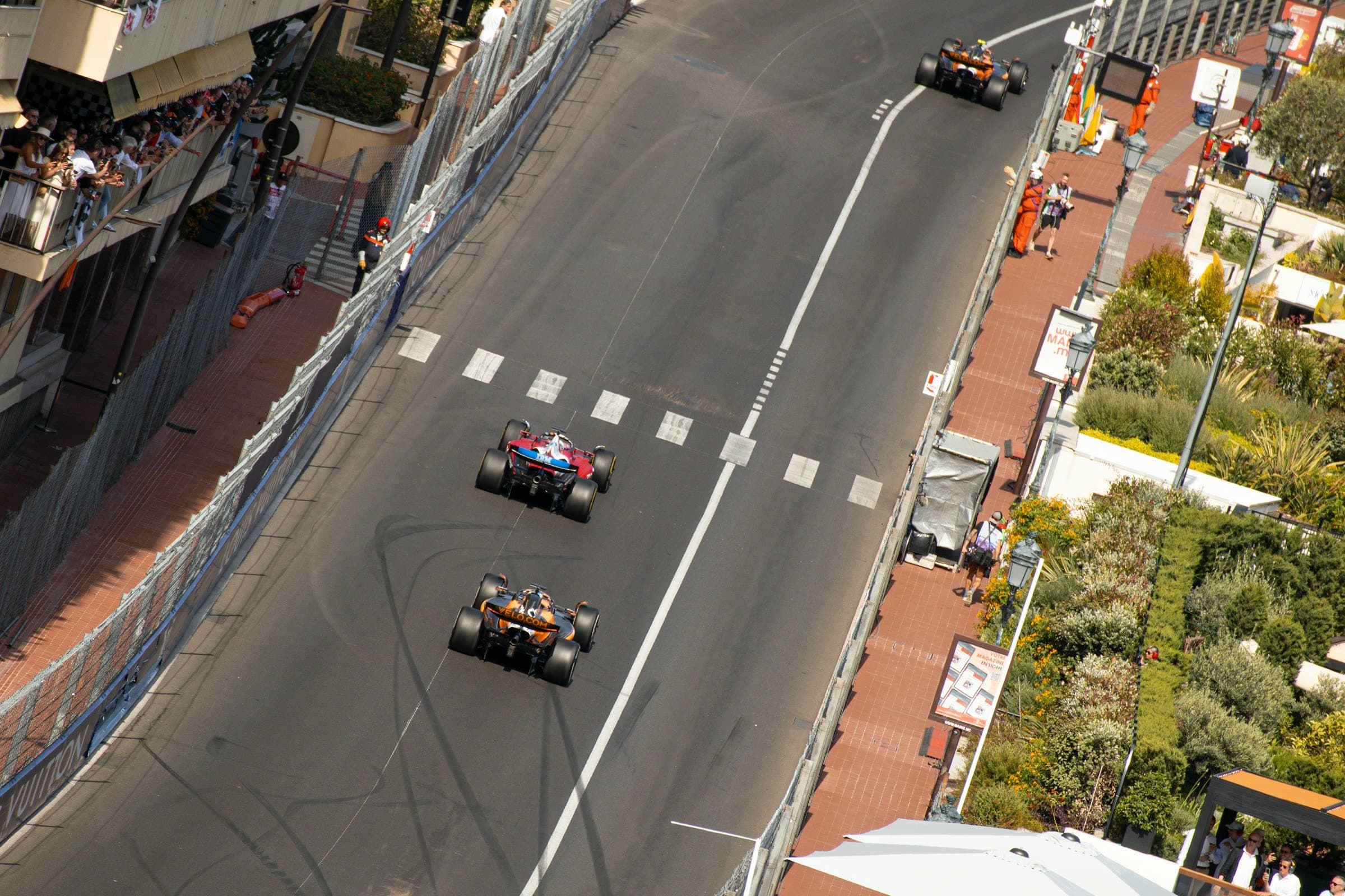 Single-seater racing cars between the barriers of a city street circuit